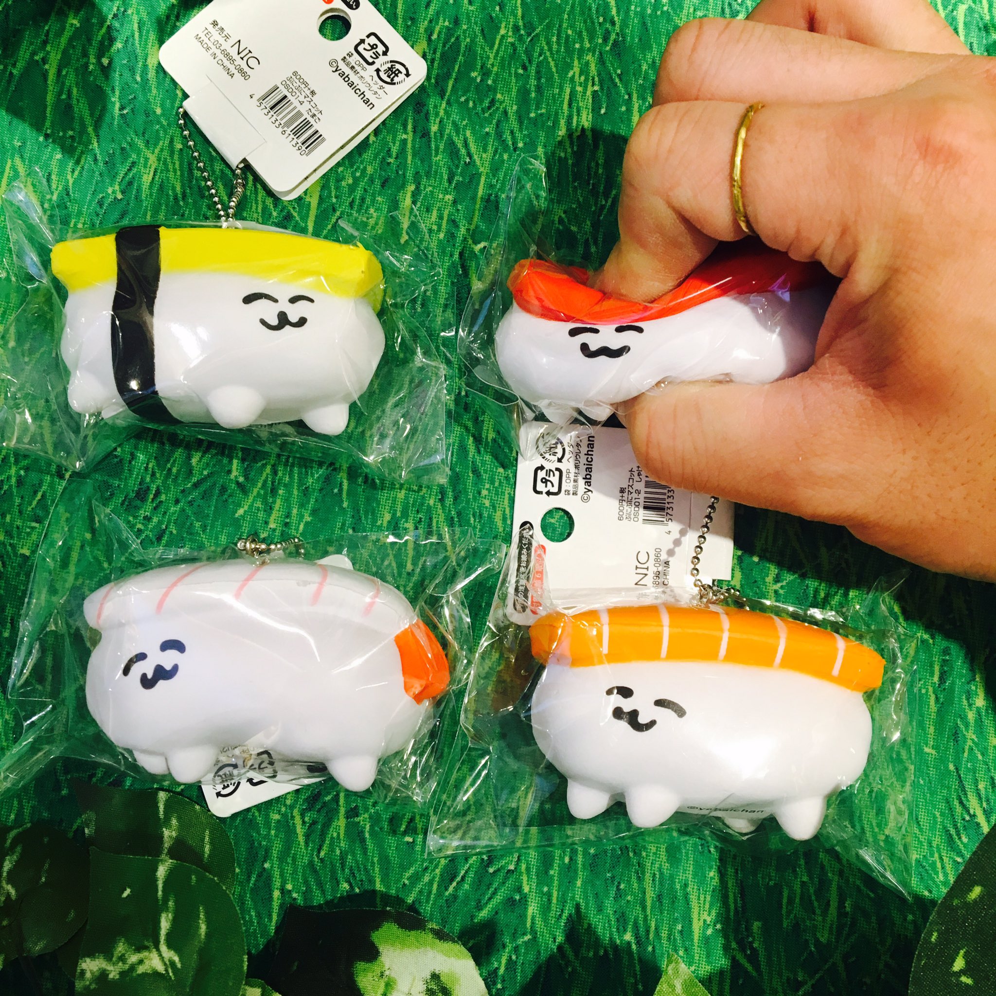 ヴィレッジヴァンガードルミネエスト新宿店 Twitterissa おしゅしだよ みんな おしゅしグッズがまた増えたよ ぷにぷにマスコット アクリルキーホルダー 本日からステッカープレゼント第2弾だよ おすしピープルのステッカーはまだ