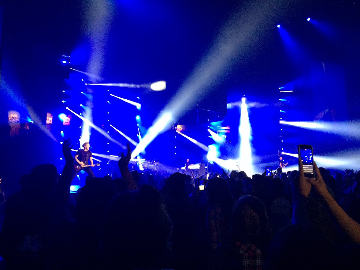 MLselene22's tweet photo. Last night ❤️ #winterjam #Red https://t.co/OeWniQeok1