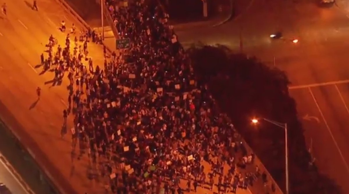 #NotMyPresident protesters stop at the I-95NB exit to Miami Beach fw.to/EaM4abX?utm_me… https://t.co/RF28W7OeY7