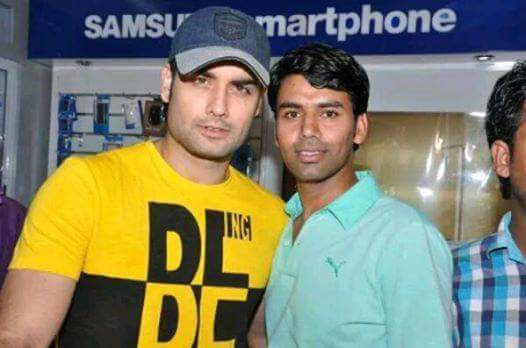 ItsMeRimmy's tweet photo. Vivian Dsena with His Fan #FannyClick @VivianDsena01 https://t.co/usdfDI6hdm