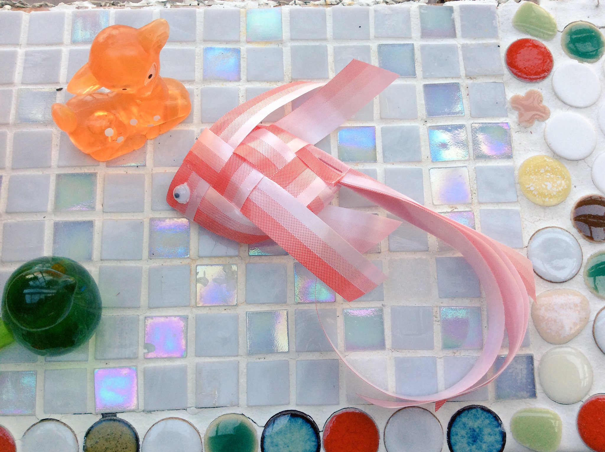 雑貨奥様 先日買ったリボンで作る金魚キット まず1匹作ってみました 艶もあって まぁ良い感じ リボンを交差させる説明が分かり難くかったけど 不器用なだけ 笑 なんとか完成 あとの4匹はもっと楽に出来るはず 昭和レトロ 手芸 金魚