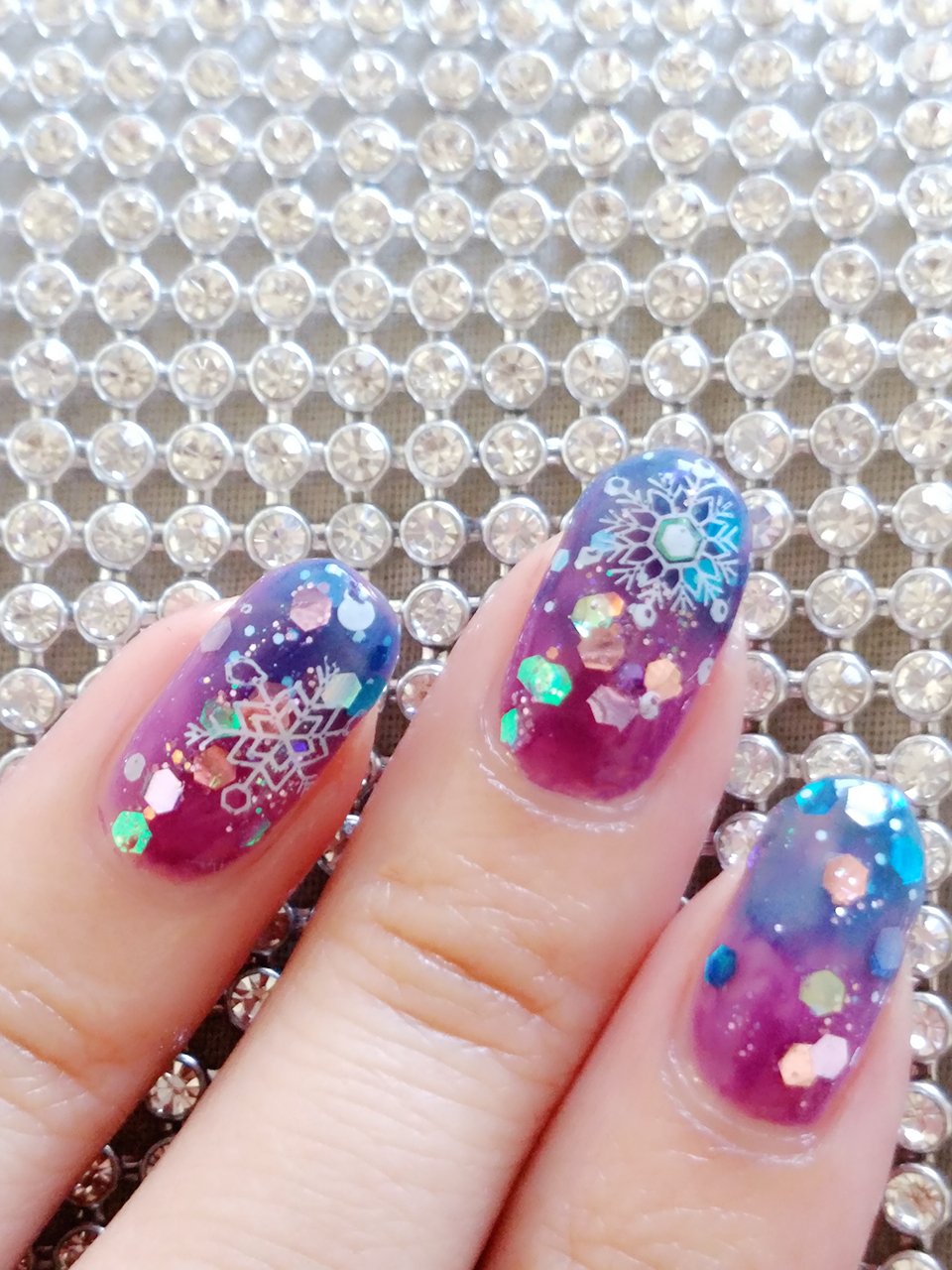 ｒ セルフネイル垢 キャンドゥのスタンピングネイルを使った冬ネイルです グラデーションは青のタフィーネイルとネイルホリックのジューシーカラーを使いました٩ W و