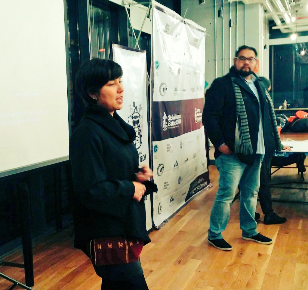 SWFashionTechMX's tweet photo. Mejorar la experiencia de compra de ropa tradicional, idea presentada en el pitch fire 🔥

#GSW2016 https://t.co/QsCxu6XKXD