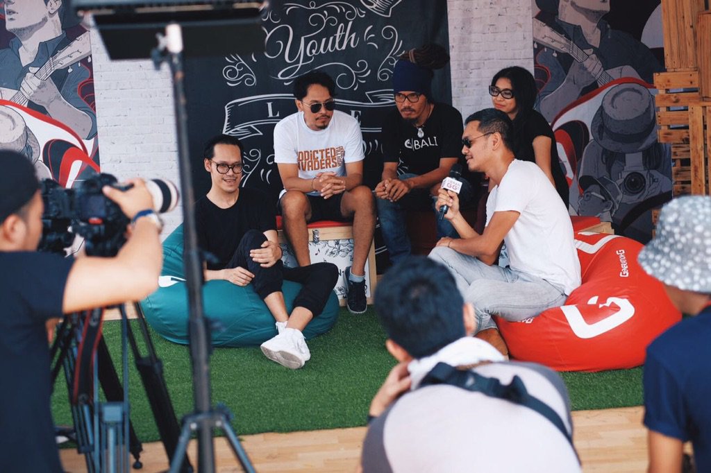 dialogdinihari's tweet photo. korespondensi tipis tipis sebelum mulai soundcheck.
#DDHEAR di Lap. Kartika Plaza jam 21.00 https://t.co/TCuNpkJFfq