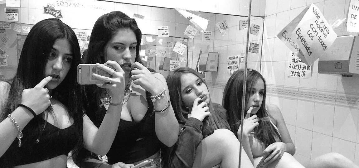 antolaccone's tweet photo. Decime si no fue nochón #10N 😝🍻 Los quiero tanto ❤️ https://t.co/vKSRkZJlbN