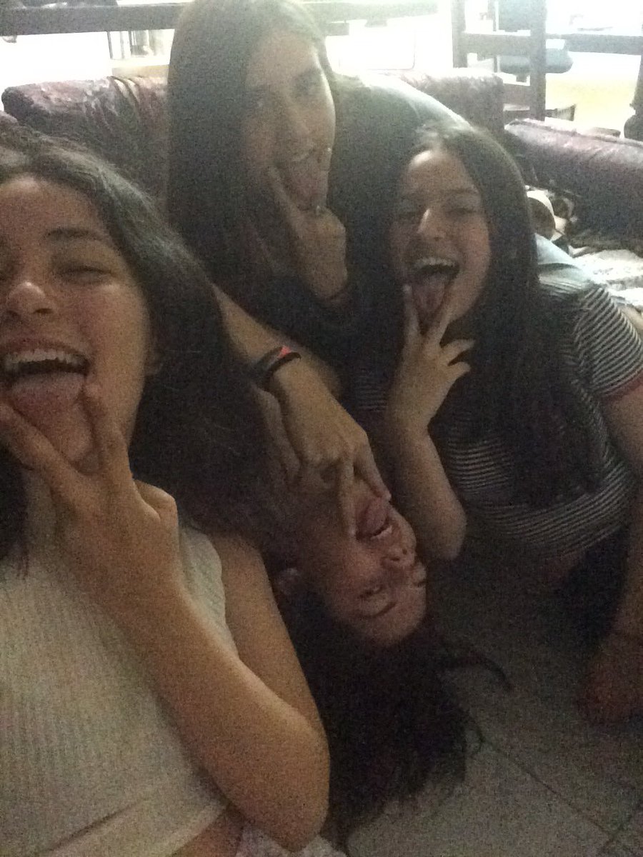 lavidadeangieg's tweet photo. Primera foto de @mellibfrand Mel chuuuu con 17 
Amiguis chulis https://t.co/U9HzLqJJGV