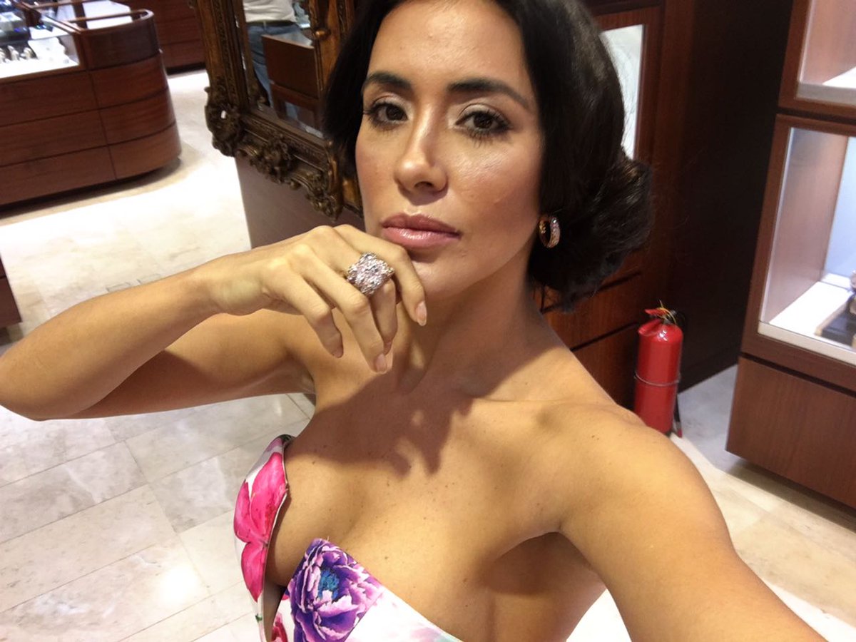velasquezkarina's tweet image. Encantada de lucir las joyas de @daorojewelry en la sesión de fotos de hoy 😍 #TeamMTModel