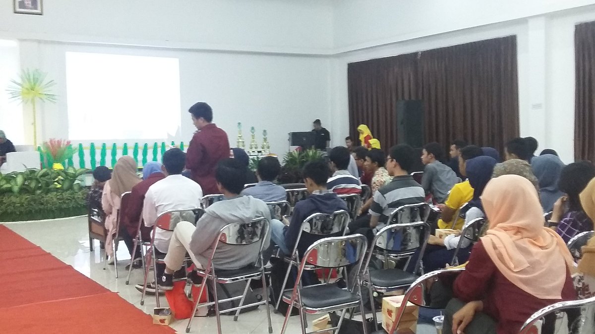 Sedang berlangsung sesi tanya jawab dalam seminar sesi 1 ini, yuk tetap fokus ya ☺