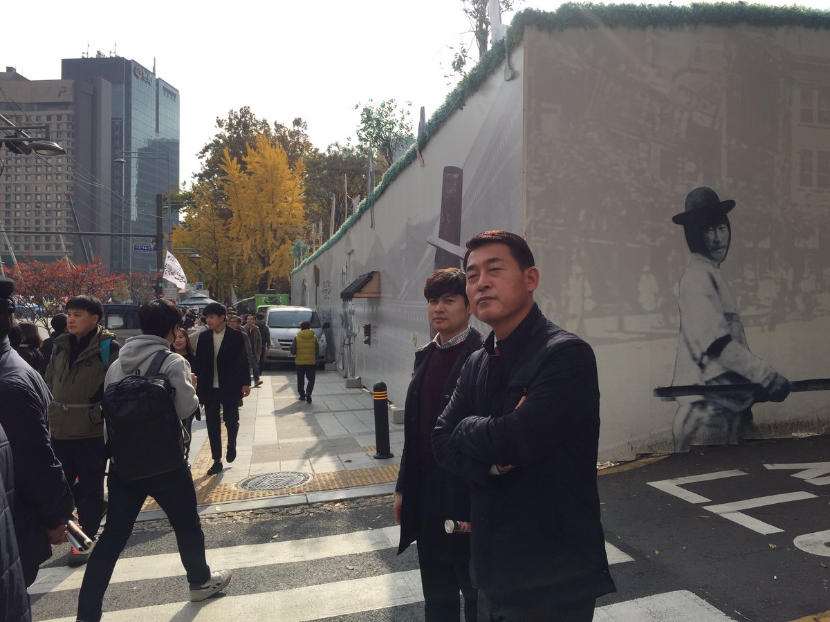 XAUUSD_GoldEA's tweet photo. 새누리당 국회의원이 광화문 현장에 나와 민심을 체감하고 있는게 포착되었습니다. https://t.co/ZRYMSOwXC7