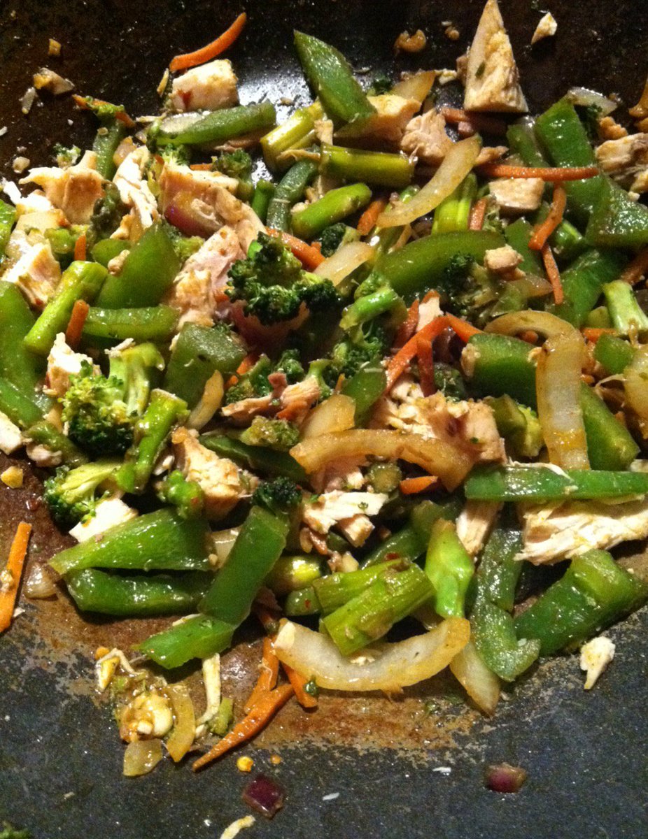 taylor_hicks18's tweet photo. Healthy stir fry after boxing prepared by my person ❤️ #thankslove https://t.co/y7hWRdeub4