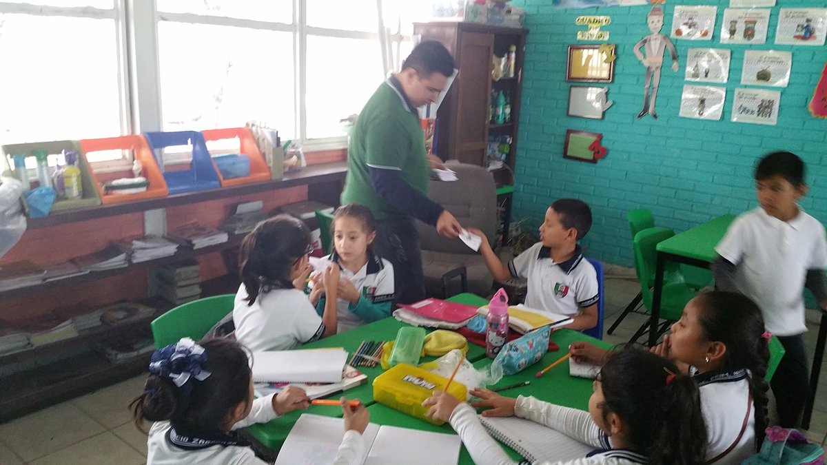 Se entregaron boletos para matinees de #CAVISAyTEC a niños de la escuela #IgnacioZaragoza y #FelixCampos #ElCineTradicionPiedrasNegras