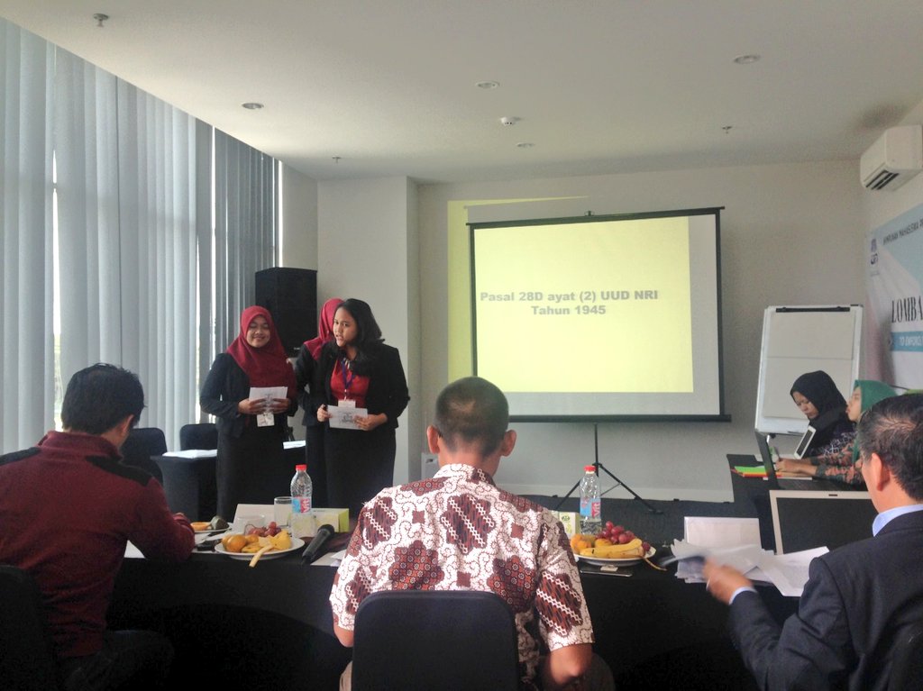 uinlawfair's tweet photo. Hari ke 2 UIN LAW FAIR 2016, dari kompetisi LKTI dari Prof. Dr. Komarrudin Hidayat sedang berlangsung tanya jawab dan presentasi. https://t.co/G7mW5nwSIT