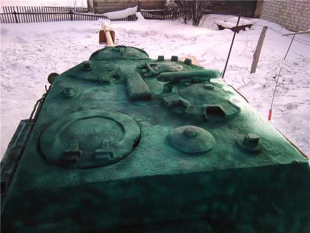 これはスゴイｗｗ　20トンの雪で作った戦車！！