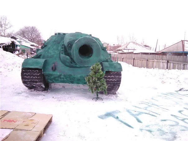 これはスゴイｗｗ　20トンの雪で作った戦車！！