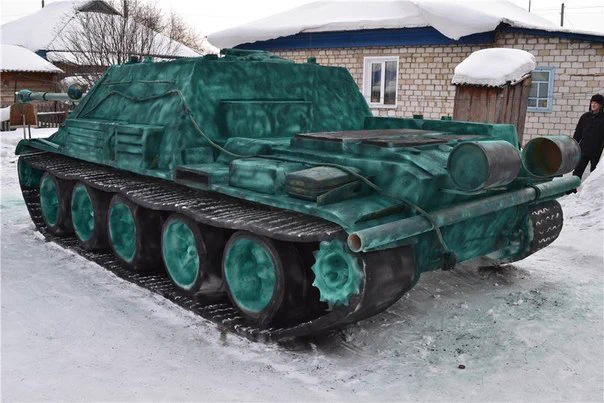 これはスゴイｗｗ　20トンの雪で作った戦車！！