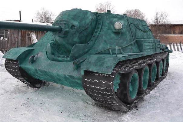 これはスゴイｗｗ　20トンの雪で作った戦車！！
