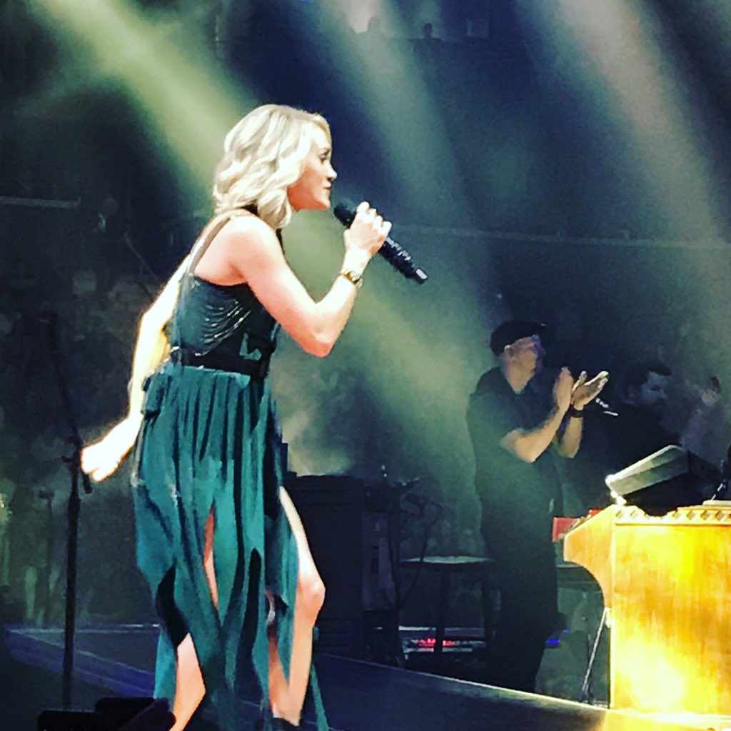 SugarDazed's tweet photo. @carrieunderwood #evansvillelovedyou #girlsnight #myhusbandrocks #helovesme https://t.co/aeFBmYI9gE