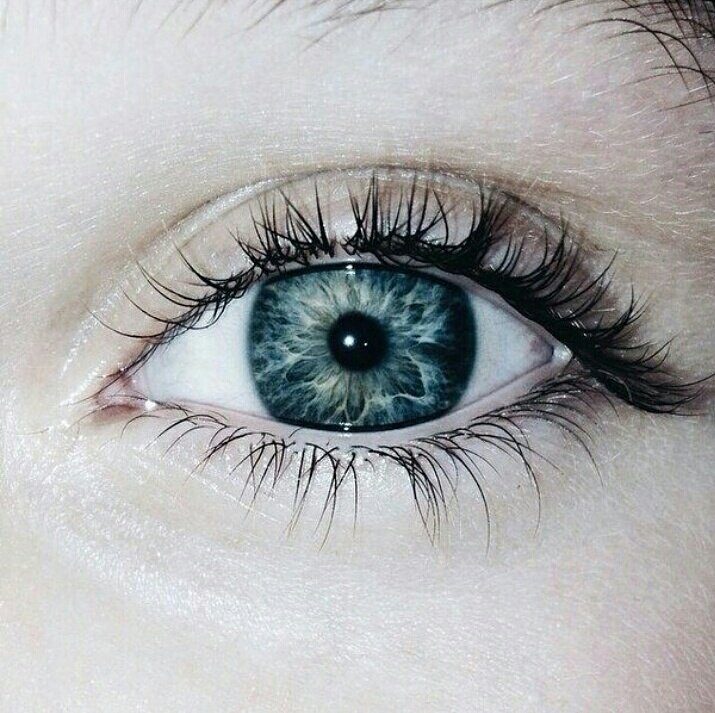 Синие глаза. Красивые мужские глаза. Голубоглазые люди. Глаза голубые добрые. Кристально голубые глаза.