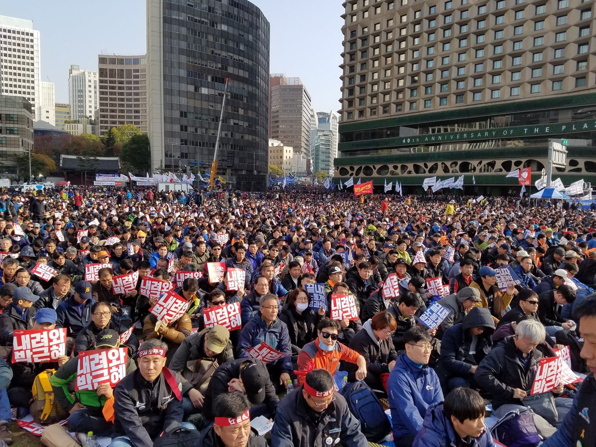 BryanPark's tweet photo. A small sample of Seoul's mass demonstration happening right now. So far turning out to be far larger than the prior week. #seoulprotest https://t.co/SHSAcHR817