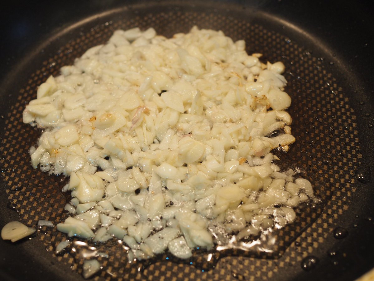 กุ้งกรอบๆเด้งๆ หอมกระเทียมน้ำมันงา ข้าวหอมมะลินุ่มๆ ทำตามพันทิป จำชื่อเมนูไม่ได้ อยากกินหลายวันแล้ว พึ่งมีเวลาทำกิน อร่อยใช้ได้เลย