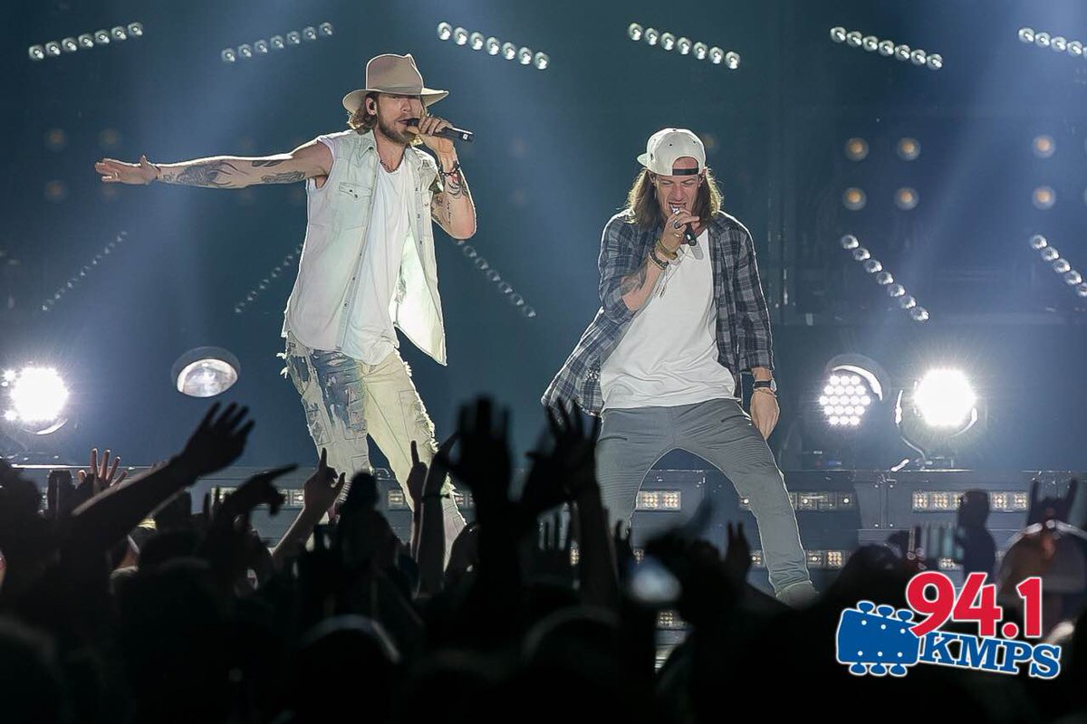 emma941seattle's tweet photo. TGIF tonight with @FLAGALine at the @TacomaDome. Such a great end to the week (Photo @dcongerphoto) https://t.co/HtGOPmFYLR