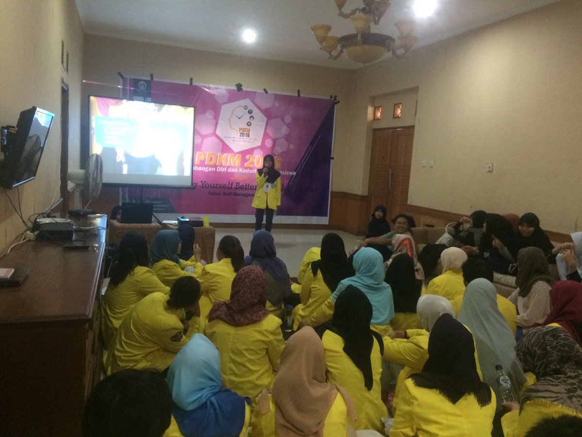 Dilanjutkan oleh presentasi #7 yang diwakilkan oleh farich, dengan anggota lainnya agum, ajeng, yulia mengenai proker kesma