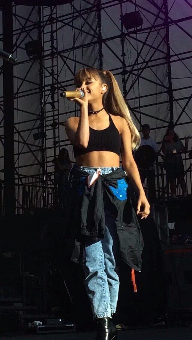 I'm voting @ArianaGrande for Artist of the Year #AMAs! 

*valid vote*
