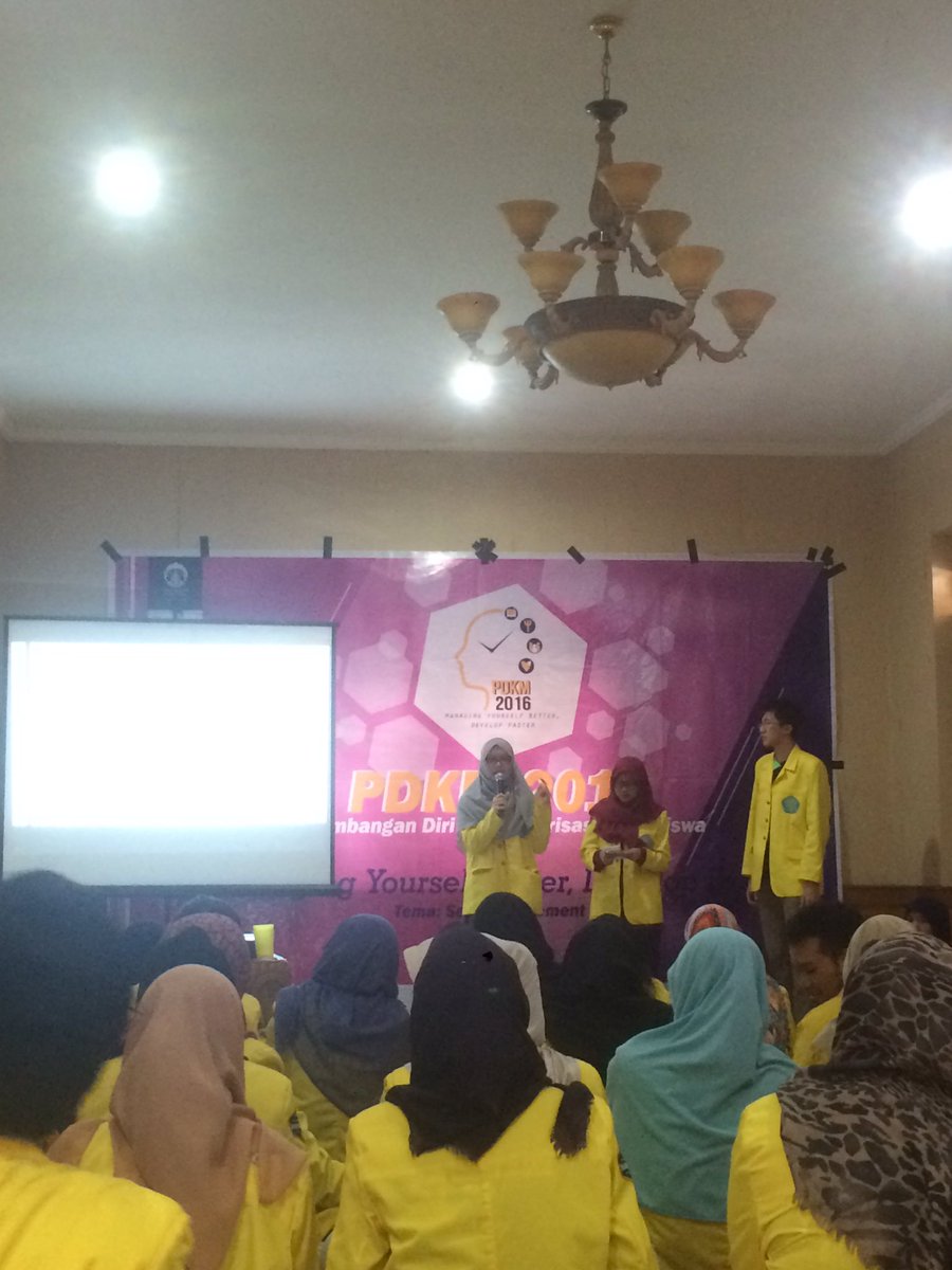 Presentasi #8 oleh putri, nur izzati, andrew dan aini yang akan mengevaluasi calon ketua pelaksana kepanitiaan