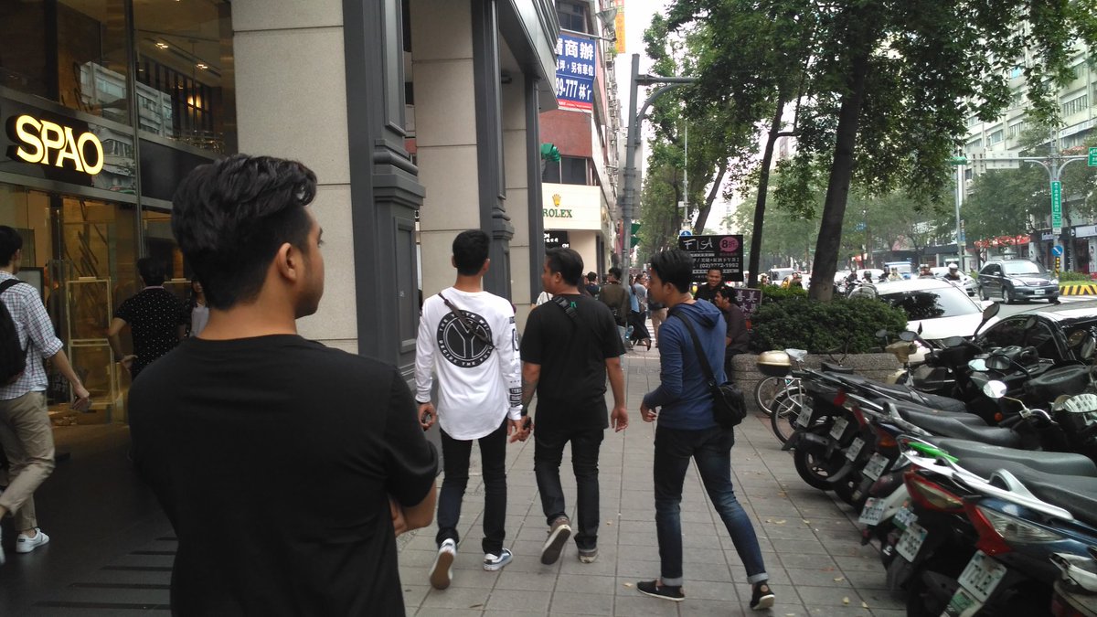 geishaindonesia's tweet photo. Sebelum checksound sore ini, anak-anak GEISHA nyempetin dulu jalan kaki muterin Taipei. Pegel sob! 😂 https://t.co/45GUrF2rNc