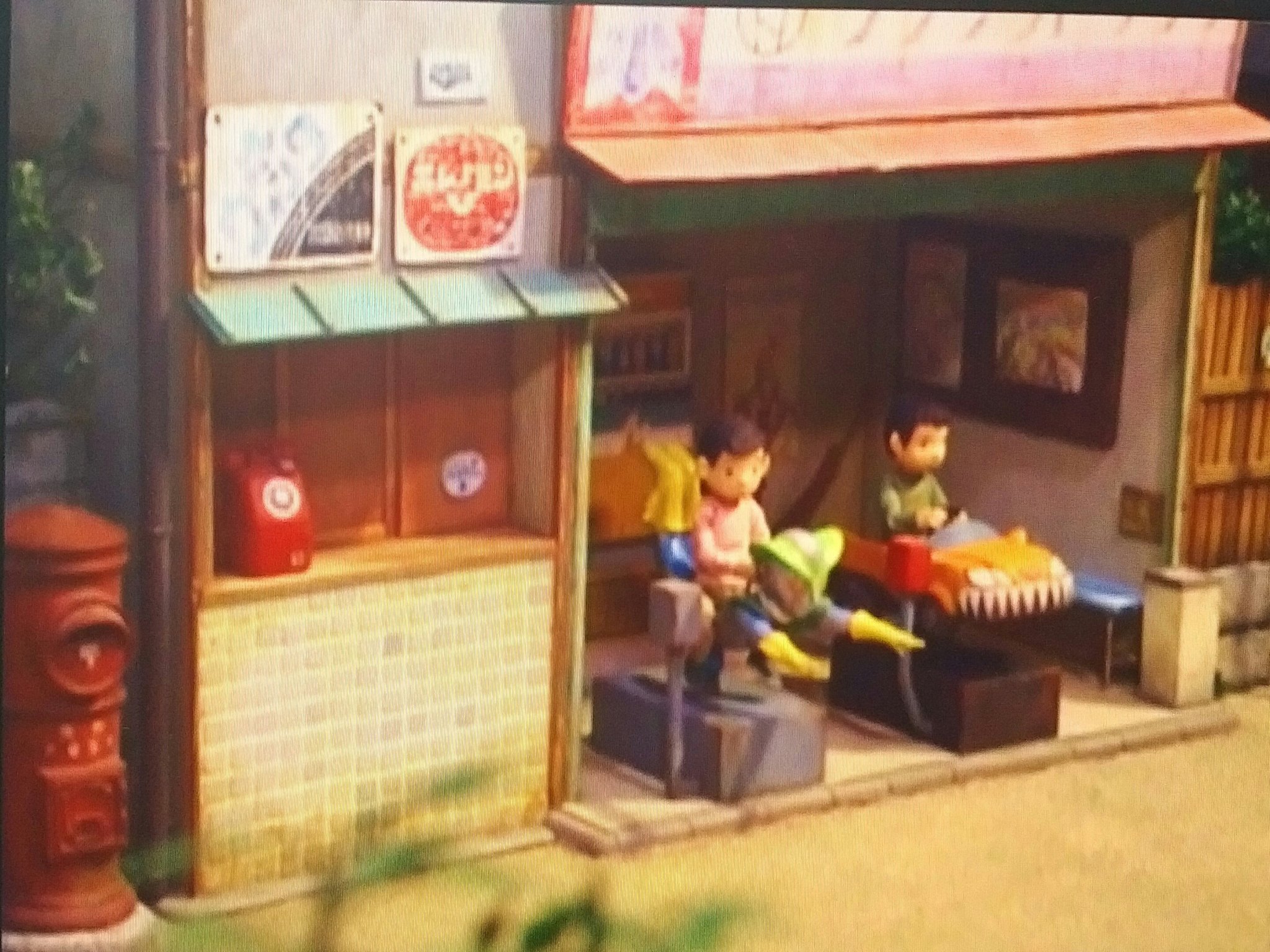 道野かれは 電信柱エレミの恋 時代背景が今より少し昔みたいです レトロです 黒電話とか赤の公衆電話ですし 夕焼けも良い 懐古趣味の私には良かった クレヨンしんちゃん オトナ帝国の逆襲 やゲーム ぼくのなつやすみ とか新横浜ラーメン