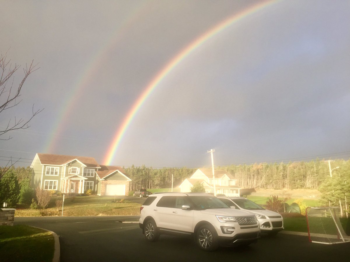 Karla_Newell's tweet image. .@FordCanada Somewhere over the rainbow...Find a brand new Ford! #PotofGold #2017Explorer