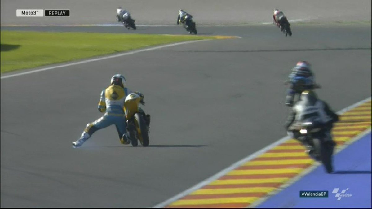 MediasetMotor's tweet photo. VIDEO: ¡Quemando las botas! La salvaje 'salvada' de Guevara que puso en pie a Cheste  https://t.co/Cefc1vhfmx #ValenciaGP #MotoGP https://t.co/u3EREym5VK