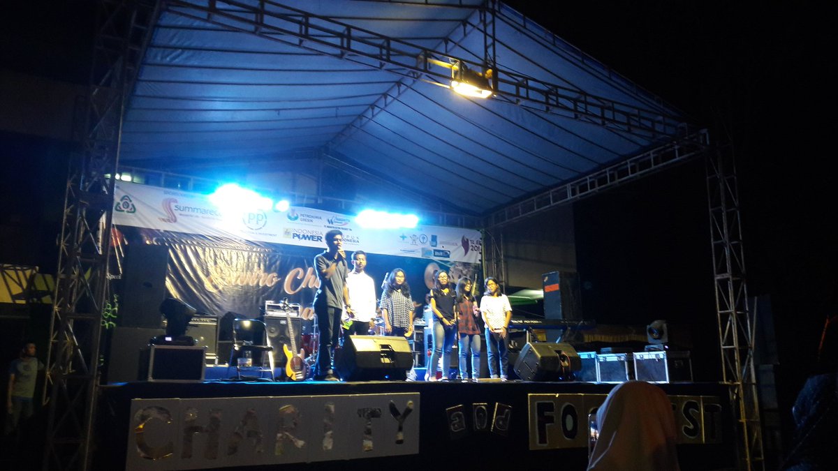 Belum terlambat loh untuk datang ke halaman Imam Barjo! Penampilan pertama diawali oleh Musikalisasi Puisi dr TL 16