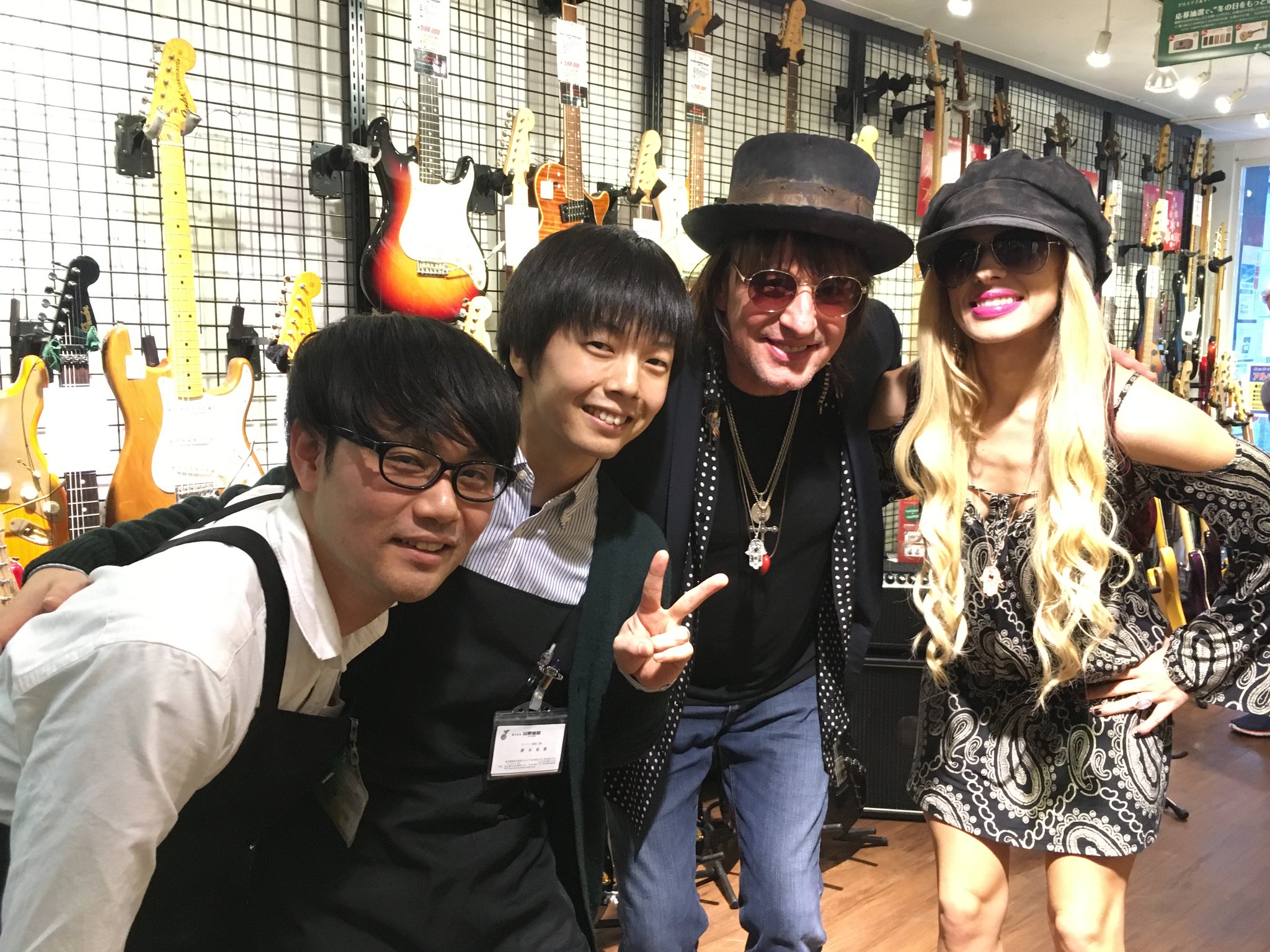 山野楽器 ロックイン新宿 Twitter પર C館 中古フロア 本日リッチー サンボラさんとオリアンティさんがご来店されました とっても気さくで優しいスーパースター 一緒に写真を撮っていただいた上にサインもいただきました またご来店お待ちしております 山野楽器 ロックイン新宿 Twitter પર C館 中古フロア 本日リッチー サンボラさんとオリアンティさんがご来店されました とっても気さくで優しいスーパースター 一緒に写真を撮っていただいた上にサインもいただきました またご来店お待ちしております