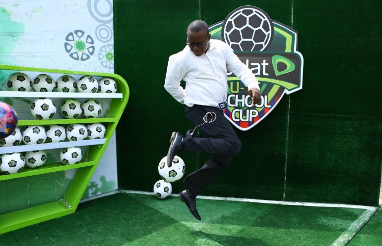 PoojaMedia's tweet photo. Etisalat staff showing off their skills as they #MeetTheTrophy #EtisalatU15Cup  #ConnectingChampions #EtisalatStaffTrophyTour https://t.co/VcAEJJz9V2