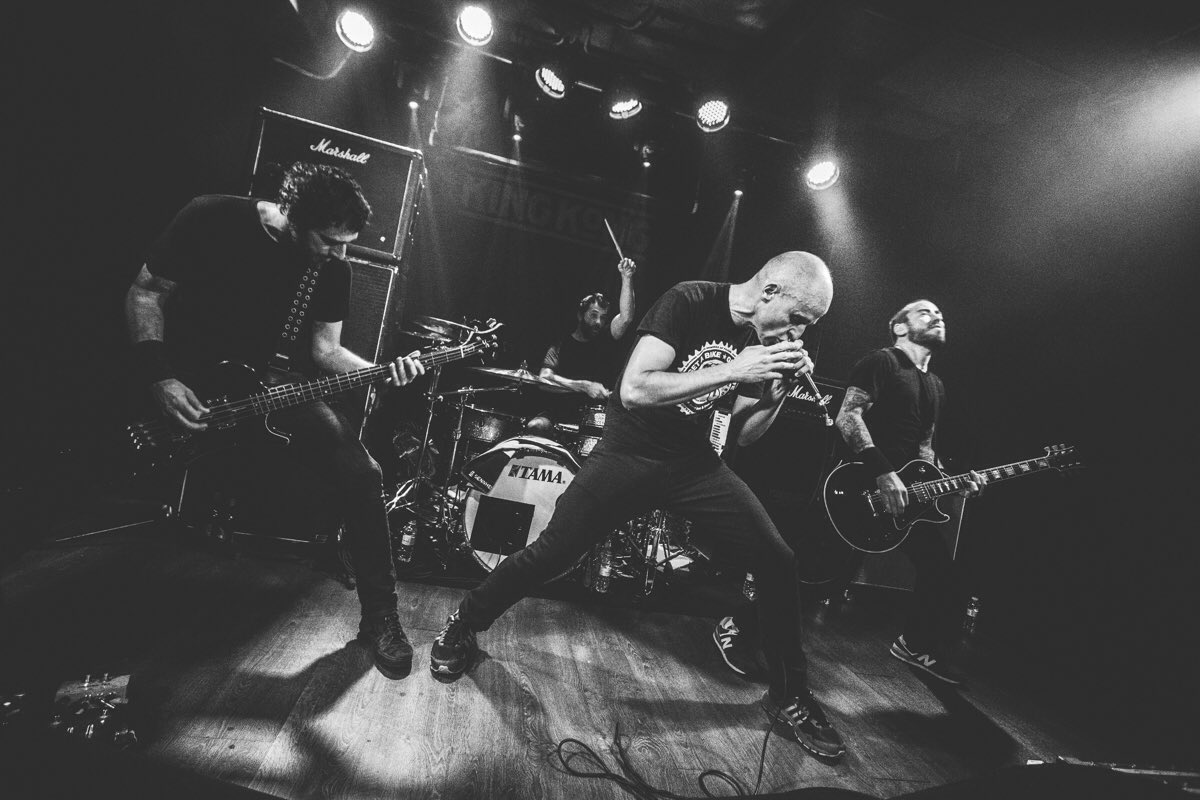 Gloriosos <a href="/habeascorpusgdr/">habeascorpus</a>
Gracias por formar parte de la banda sonora de nuestra vida, y de nuestras conciencias... ¡Hasta siempre!