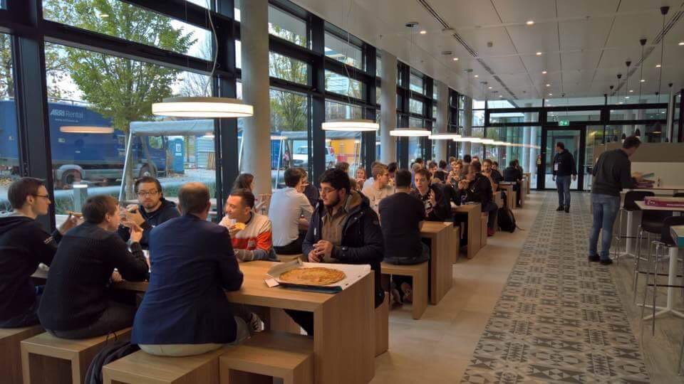 ImagineConf's tweet image. Die vermutlich größte Pizzabestellung im neuen Microsoft Büro #ImagineConf