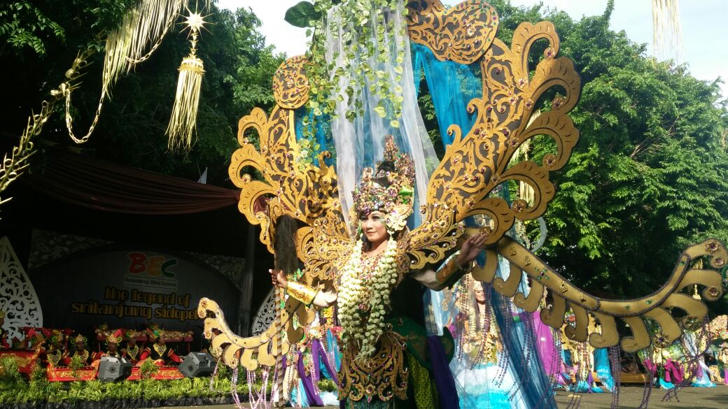 banyuwangi_kab's tweet photo. Seperti benar2 hadir, barisan puteri sritanjung #BEC2016 memikat mata para penonton https://t.co/sp3VRLC3iB