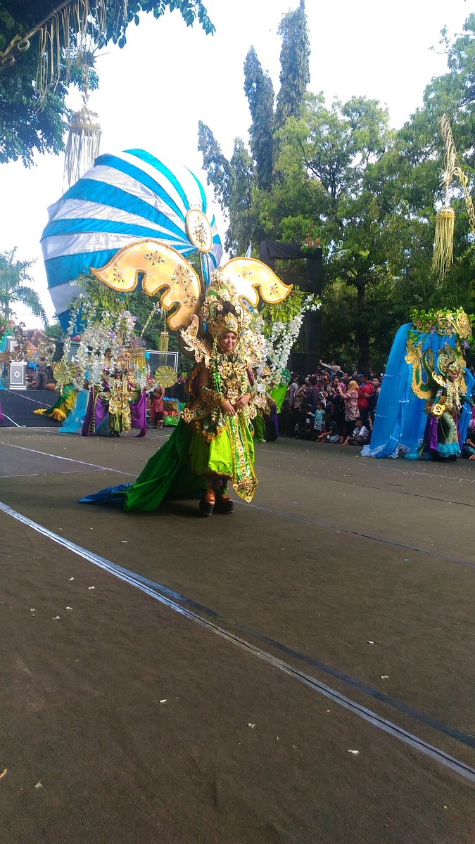banyuwangi_kab's tweet photo. Seperti benar2 hadir, barisan puteri sritanjung #BEC2016 memikat mata para penonton https://t.co/sp3VRLC3iB