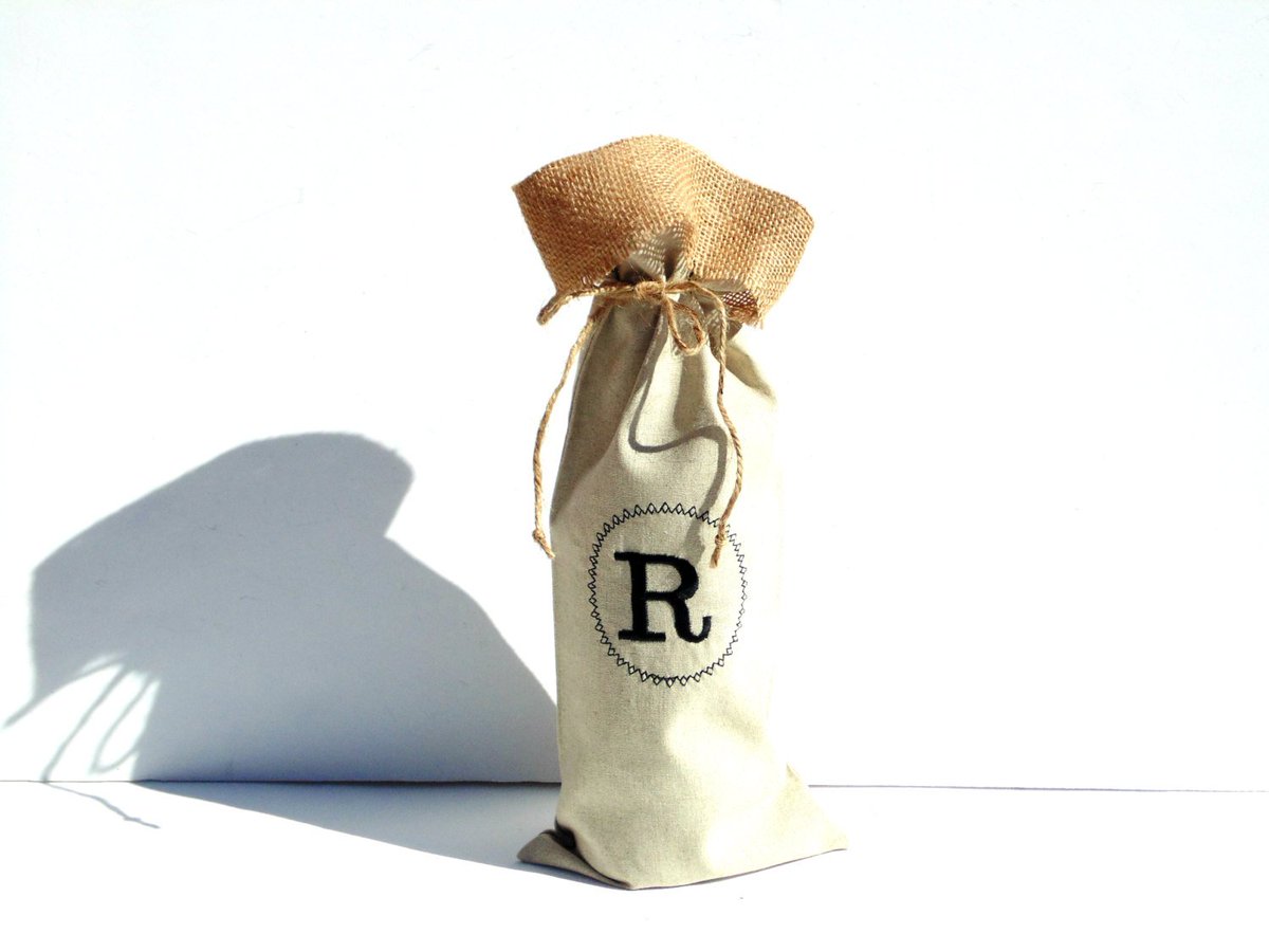 NancyEllenSt's tweet image. Wine bag, linen and burlap bottle gift bag, host gift un… tuppu.net/18524ae5 #NancyEllenStudios #MonogramLetter
