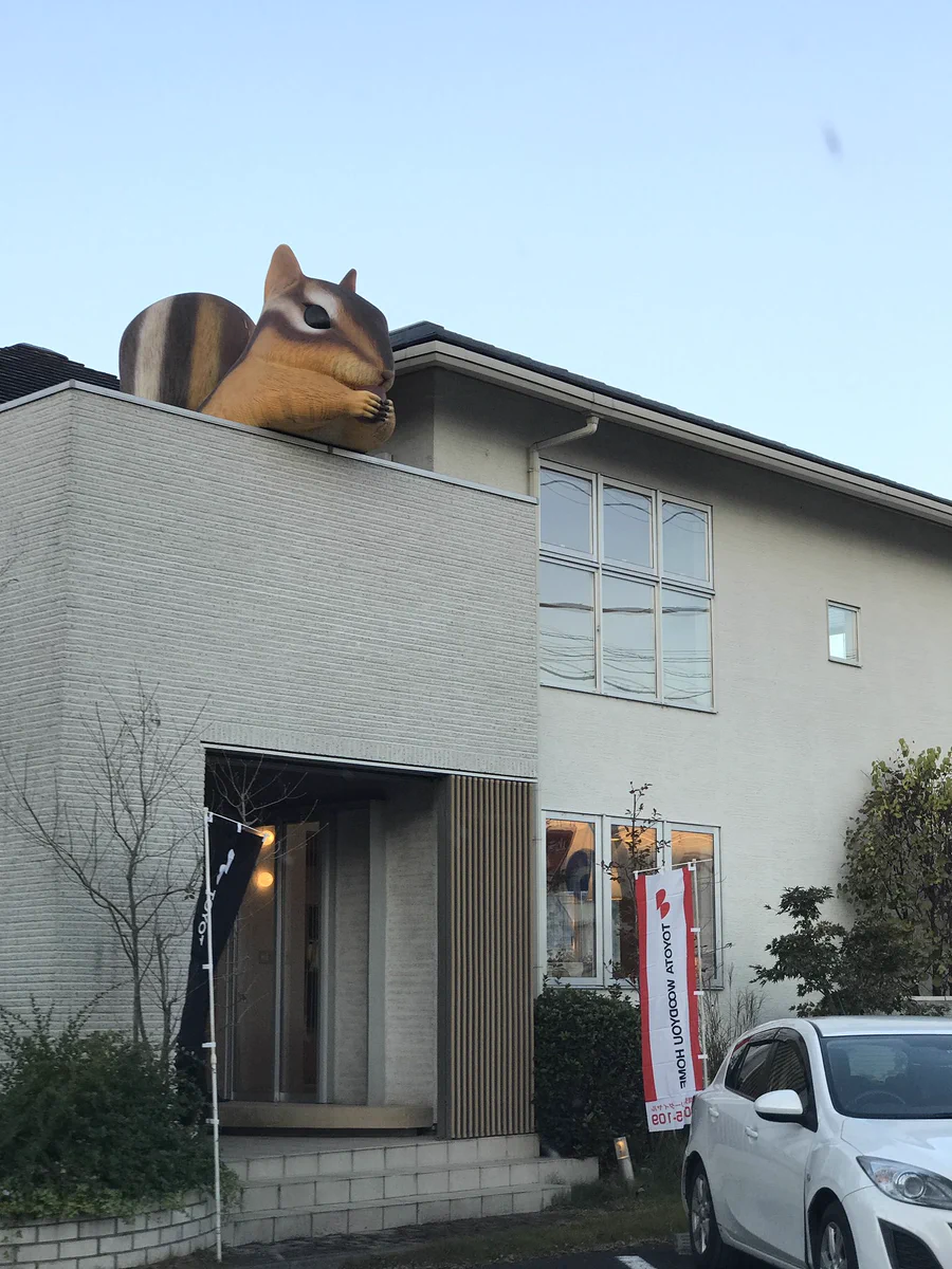 入口の上に巨大なリスがｗｗどんぐりを落とす気満々じゃねーかｗｗｗ