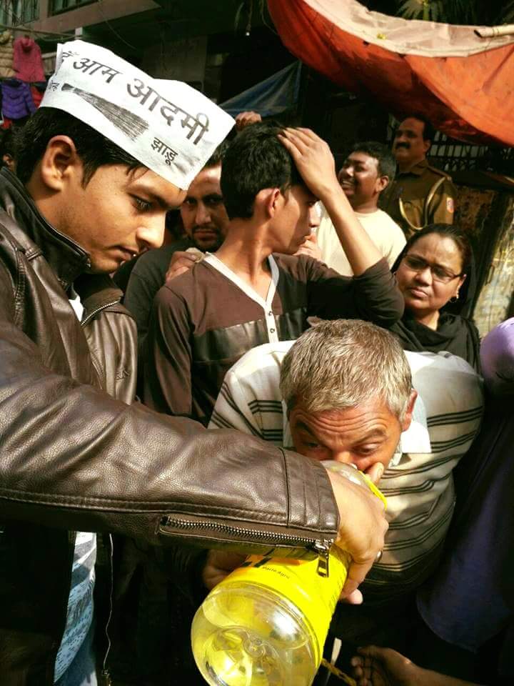dilipkpandey's tweet image. Volunteers in Devli VS offering water to people standing in queues. We are agnst Modi&apos;s #NoteScam bt moved by people&apos;s pain, trying to help😢