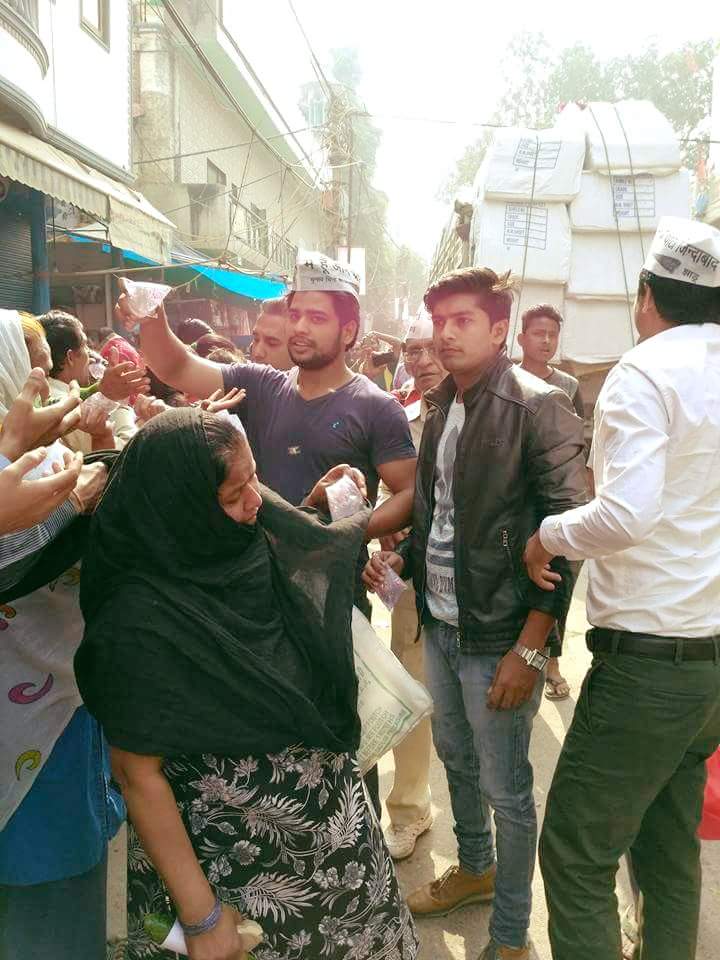 dilipkpandey's tweet image. Volunteers in Devli VS offering water to people standing in queues. We are agnst Modi&apos;s #NoteScam bt moved by people&apos;s pain, trying to help😢