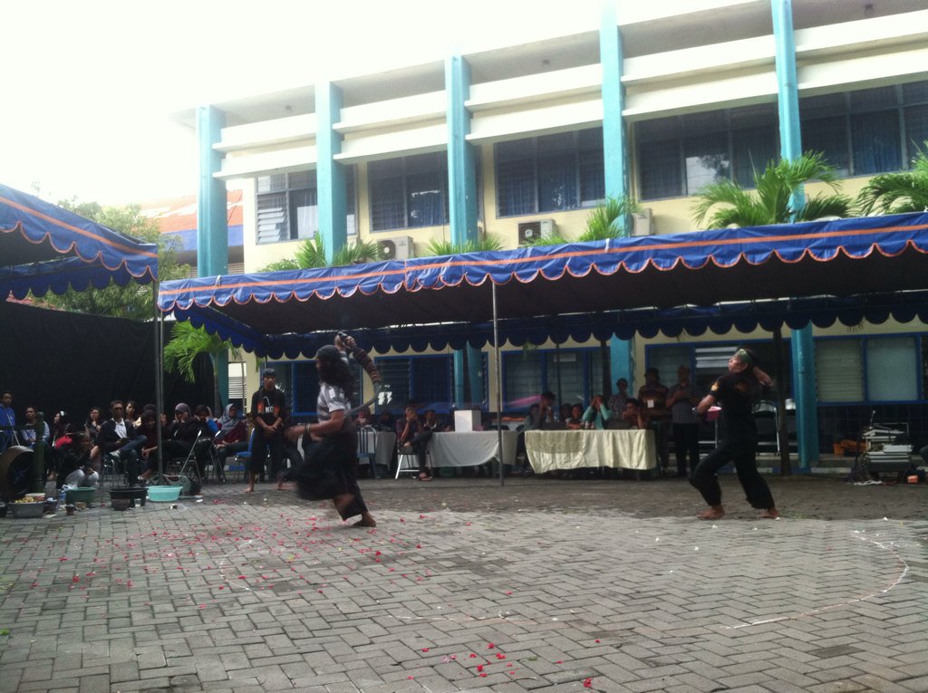 AWSTV's tweet photo. Inilah aksi panggung jaranan dari komunitas sampun budoyo yg memeriahkan dies natalis @stikosaaws yang ke 52 https://t.co/tQgB8tNMeF