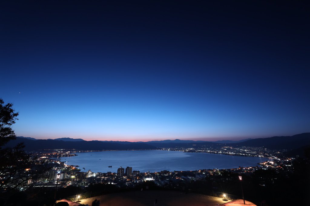 Twitter இல みなつき 君の名は で出てきた大きな湖の糸守湖 そのモデルとなったと言われている諏訪湖を撮りに飛騨から2時間半かけてやってきました 丁度到着した時間が黄昏時だったので雰囲気最高 写真は黄昏時から夜に掛けて撮影