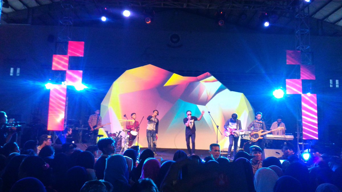 LOOP_ID's tweet photo. Sekarang waktunya kita
joged sambil nyanyi bareng Yakuzarasta di #LOOPKePoBekasi #LOOPKePo2016 https://t.co/qCags894QN