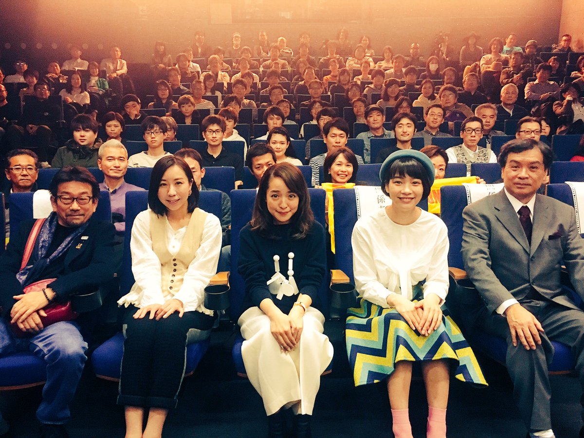 渋谷ユーロスペース、1回めの舞台挨拶。こちらも満席御礼！  コトリンゴさんの音楽に絵がなくちゃおかしいでしょ、とエンドロールに急遽、絵を入れた監督。本編を観終わった後のみなさんは #エンドロールの最後まで  の意味わかりましたよね。 #この世界の片隅に