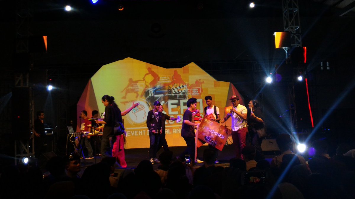 LOOP_ID's tweet photo. Ini dia para pemenang Kompetisi Paskibra & Kompetisi Band di #LOOPKePoBekasi. YEAY, selamat ya kalian!
#LOOPKePo2016 https://t.co/hLnLmiRvV9