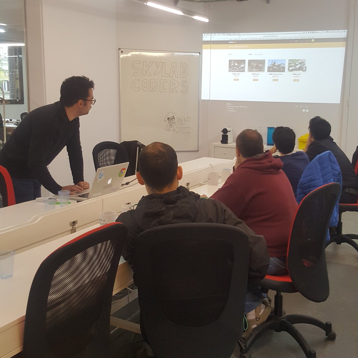 ISDICoders's tweet photo. Explicando nuestra filosofia y currículum de buena mañana 😀⌨💪 #boocampsopenday #skylabcoders #frontend #backend #javascript https://t.co/ZNZVsm4GT5