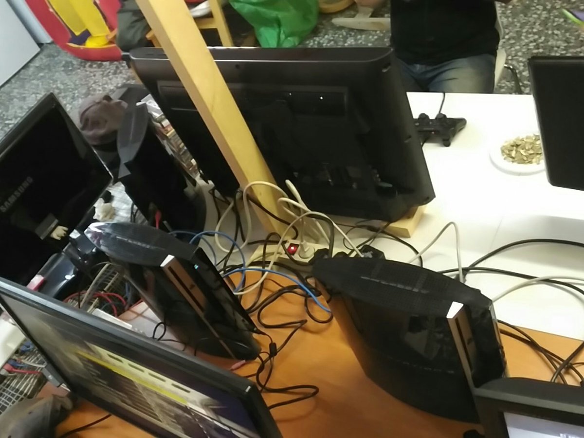 castoret's tweet photo. Finde de LAN de #PS3 con @FalconMotogp @cortagas y el resto del EquipoTeam #Grid #OpFlashpoint #RDR https://t.co/zoBY32cN6c